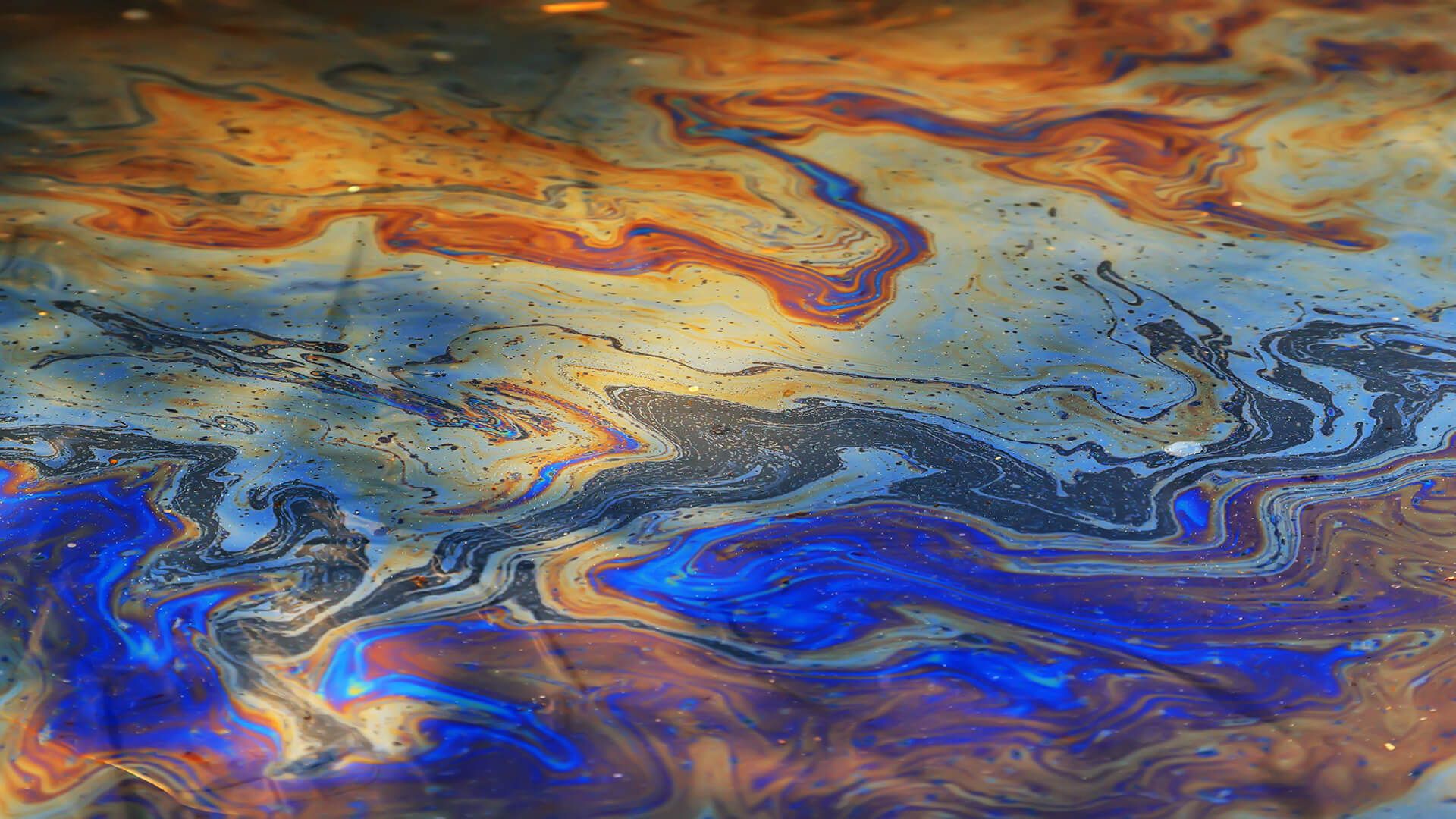 Sichtbare Ölspuren im Wasser